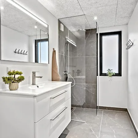 Gorgeous In With House Sea View * Millinge